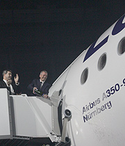 Champagner-Taufe des Lufthansa Airbus A350-900 auf den Namen "Nürnberg" durch Nürnbergs OB Dr. Ulrich Maly mit Pommery Brut Royal (©Foto. Marikka-Laila Maisel)